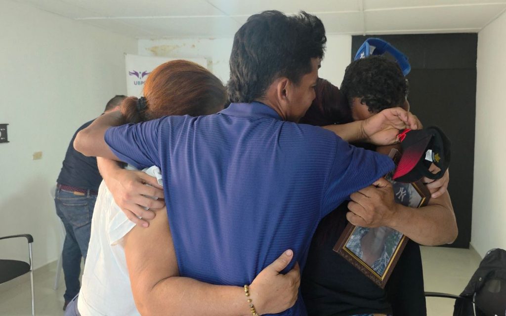 Edinson Manuel Rengifo Contreras tenía 20 años cuando el conflicto le arrebató su futuro. Era un joven agricultor, amante de los caballos y el consentido de su casa, especialmente de su madre, doña María*, quien solía sellar su afecto con platos de arroz con pollo y chicharrones, las comidas que a él más le gustaban. Esa cotidianidad se quebró en 2002, en la zona rural del municipio de Valencia, en Córdoba, cuando un grupo armado lo desapareció.