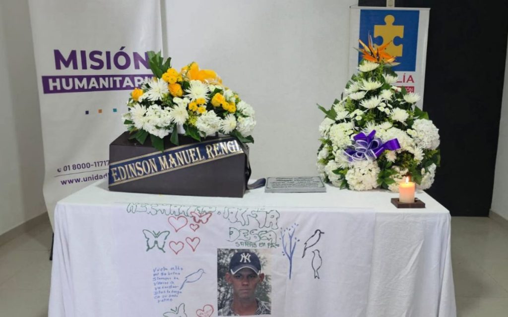 Edinson Manuel Rengifo Contreras tenía 20 años cuando el conflicto le arrebató su futuro. Era un joven agricultor, amante de los caballos y el consentido de su casa, especialmente de su madre, doña María*, quien solía sellar su afecto con platos de arroz con pollo y chicharrones, las comidas que a él más le gustaban. Esa cotidianidad se quebró en 2002, en la zona rural del municipio de Valencia, en Córdoba, cuando un grupo armado lo desapareció.