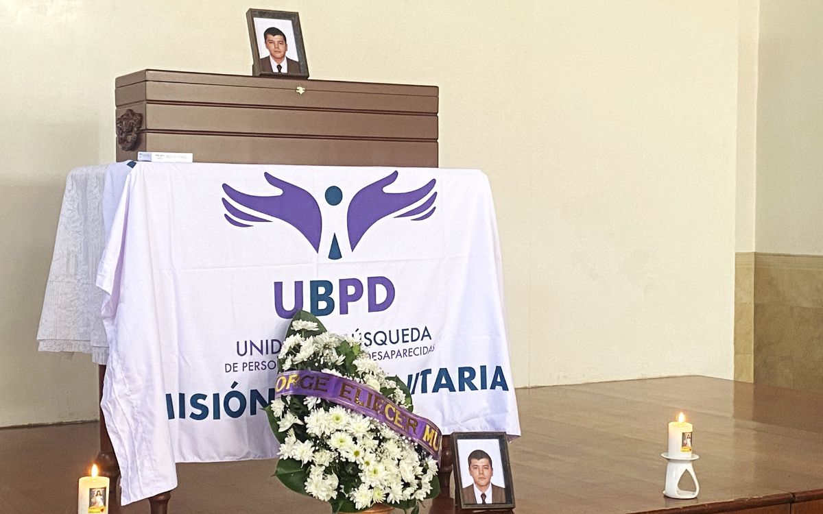 Más de 40 años después de su desaparición, la familia de Jorge Eliécer Murcia Losada pudo cerrar un ciclo marcado por la incertidumbre. El pasado 29 de enero de 2026, en el cementerio San Bernardino de Soacha, en Cundinamarca, el Grupo Territorial Bogotá, Cundinamarca y Amazonas de la Unidad de Búsqueda de Personas dadas por Desaparecidas (UBPD) lideró la entrega digna de su cuerpo a sus hermanos, en una ceremonia concertada con la familia y realizada de acuerdo con sus creencias católicas.