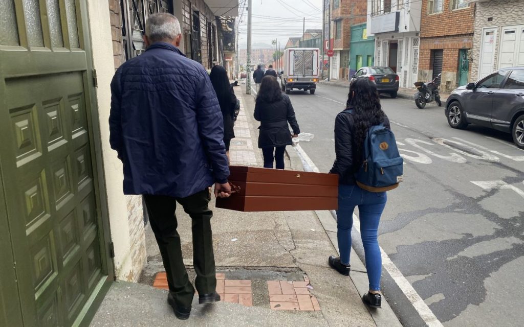 Más de 40 años después de su desaparición, la familia de Jorge Eliécer Murcia Losada pudo cerrar un ciclo marcado por la incertidumbre. El pasado 29 de enero de 2026, en el cementerio San Bernardino de Soacha, en Cundinamarca, el Grupo Territorial Bogotá, Cundinamarca y Amazonas de la Unidad de Búsqueda de Personas dadas por Desaparecidas (UBPD) lideró la entrega digna de su cuerpo a sus hermanos, en una ceremonia concertada con la familia y realizada de acuerdo con sus creencias católicas.