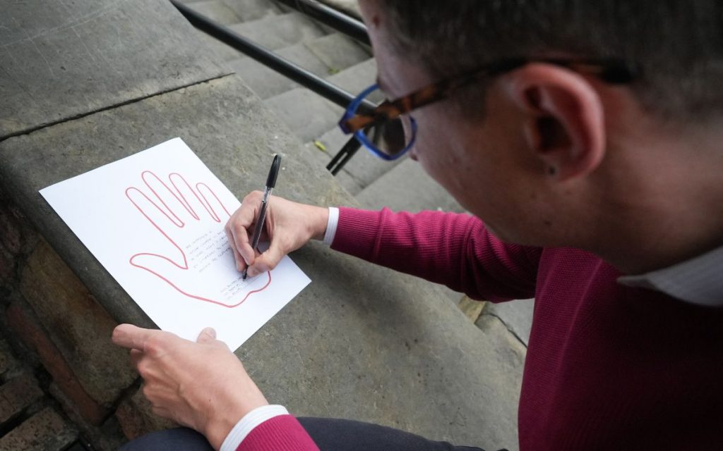 Durante décadas, los conflictos armados internos han involucrado a niñas, niños y adolescentes en dinámicas de guerra. Muchos desaparecieron en contextos de reclutamiento forzado, control territorial y desplazamiento. La desaparición interrumpió vínculos familiares y dejó procesos de búsqueda abiertos que aún continúan.