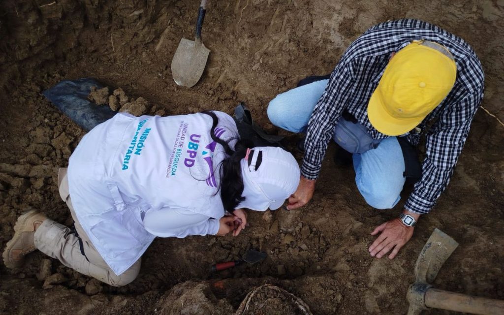 En el cementerio del municipio de Baraya, al norte del Huila, tuvo lugar la misión humanitaria para la búsqueda de Jaime Armel Guerrero Rincón. Sus hermanos Pedro María y William recibieron el acompañamiento del equipo de la Unidad de Búsqueda de Personas dadas por Desaparecidas (UBPD) y el Observatorio Surcolombiano de Derechos Humanos (OBSURDH). Con el aval de la parroquia Nuestra Señora del Carmen, la administración municipal y la Personería de Baraya, se realizó la excavación en el lugar indicado por la investigación.