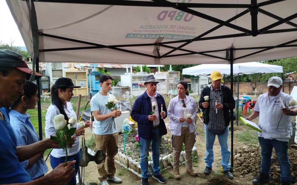 En el cementerio del municipio de Baraya, al norte del Huila, tuvo lugar la misión humanitaria para la búsqueda de Jaime Armel Guerrero Rincón. Sus hermanos Pedro María y William recibieron el acompañamiento del equipo de la Unidad de Búsqueda de Personas dadas por Desaparecidas (UBPD) y el Observatorio Surcolombiano de Derechos Humanos (OBSURDH). Con el aval de la parroquia Nuestra Señora del Carmen, la administración municipal y la Personería de Baraya, se realizó la excavación en el lugar indicado por la investigación.