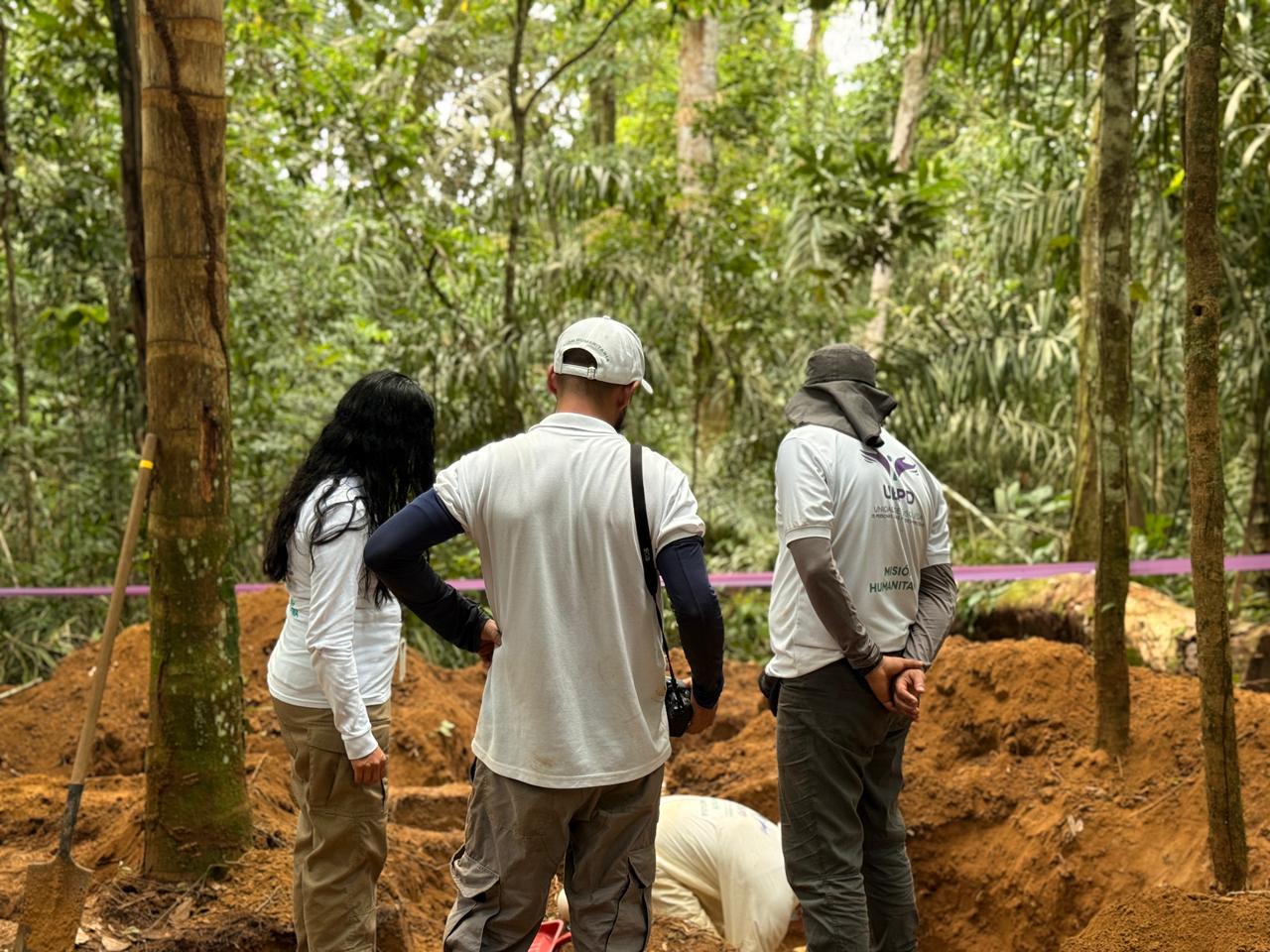 La Regional Oriente de la Unidad de Búsqueda de Personas dadas por Desaparecidas (UBPD) adelantó la localización y recuperación de al menos once cuerpos que se encontraban inhumados en un área a campo abierto, ubicada en zona rural del Meta. Según el equipo de investigación de la UBPD en el Meta, estos cuerpos probablemente fueron inhumados bajo tierra entre los años 2004 y 2005.