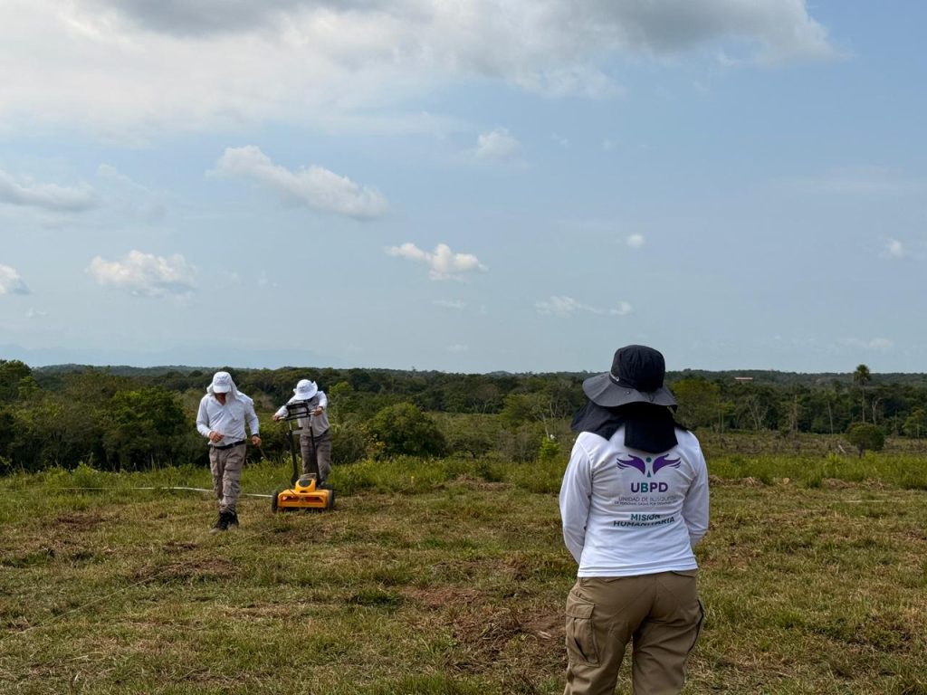 La Regional Oriente de la Unidad de Búsqueda de Personas dadas por Desaparecidas (UBPD) adelantó la localización y recuperación de al menos once cuerpos que se encontraban inhumados en un área a campo abierto, ubicada en zona rural del Meta. Según el equipo de investigación de la UBPD en el Meta, estos cuerpos probablemente fueron inhumados bajo tierra entre los años 2004 y 2005.