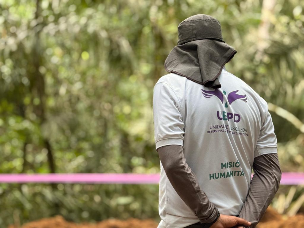 La Regional Oriente de la Unidad de Búsqueda de Personas dadas por Desaparecidas (UBPD) adelantó la localización y recuperación de al menos once cuerpos que se encontraban inhumados en un área a campo abierto, ubicada en zona rural del Meta. Según el equipo de investigación de la UBPD en el Meta, estos cuerpos probablemente fueron inhumados bajo tierra entre los años 2004 y 2005.