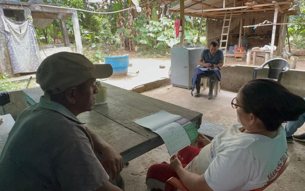 Esa nueva labor que adquirió Juan Carlos empezó meses atrás durante ExpoAsís 2025. En esta importante feria ganadera, los representantes de este gremio conocieron el trabajo de la Unidad de Búsqueda. Comprendieron lo que representaba la ausencia para las personas buscadoras e identificaron que muchos de ellos y sus vecinos habían sido víctimas de este flagelo sin reconocerlo. Ese día, con el apoyo del Comité de Ganaderos de Puerto Asís y de FEDEGAN, se establecieron los acuerdos del trabajo voluntario y colaborativo y se pusieron en marcha.