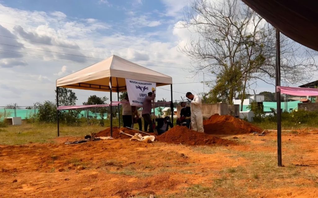 La recolección de fuentes de información llevó al equipo en el departamento del Meta de la Unidad de Búsqueda de Personas dadas por Desaparecidas (UBPD), perteneciente a la Regional Oriente de la entidad, a concluir que en el cementerio municipal de Cumaribo, en el Vichada, hay evidencia de la inhumación en tierra de al menos 101 cuerpos no identificados correspondientes a personas desaparecidas.