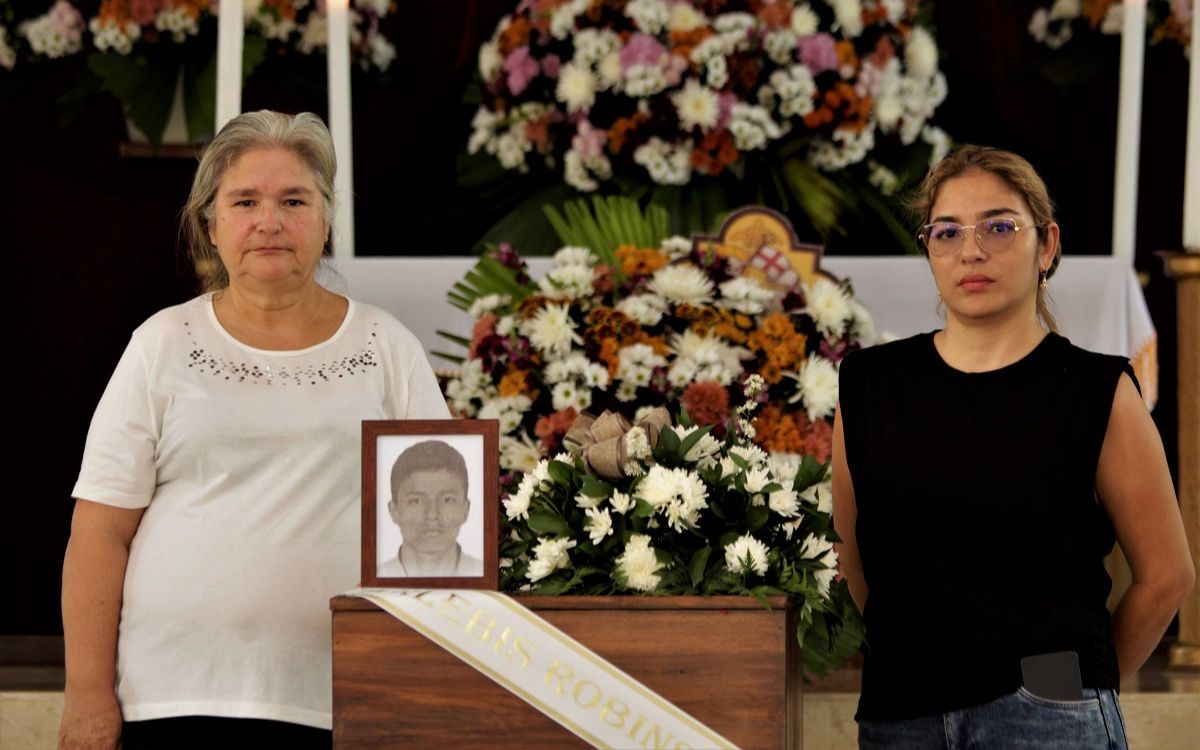 Carlebis Robinson Serna García era un joven de la comunidad LGBTIQ+ que vivía en situación de calle en la ciudad de Medellín. Fue desaparecido por actores del conflicto armado a la edad de 24 años. Su madre, Amparo García Castrillón, y su hermana, Johana Serna García, lo buscaron durante 18 años y, gracias a la estrategia de Búsqueda inversa, recibieron de manera digna el cuerpo de su ser querido.