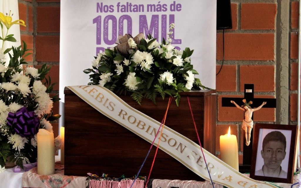 Carlebis Robinson Serna García era un joven de la comunidad LGBTIQ+ que vivía en situación de calle en la ciudad de Medellín. Fue desaparecido por actores del conflicto armado a la edad de 24 años. Su madre, Amparo García Castrillón, y su hermana, Johana Serna García, lo buscaron durante 18 años y, gracias a la estrategia de Búsqueda inversa, recibieron de manera digna el cuerpo de su ser querido.
