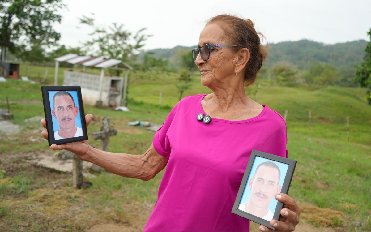 Hay hombres que pasan por la vida dejando huella en la piel de los demás. Nevardo de Jesús Escudero Rodríguez fue uno de ellos. En vida, con la paciencia dejada en su trazo, tatuó a sus amigos, a sus familiares, a las mujeres del pueblo. Les delineaba los ojos con la precisión que solo los artistas sin escuela conocen. Nadie imaginó entonces que, años después, serían un martillo y un cincel los que abrirían la bóveda donde permanecía su cuerpo, en el cementerio de Caucasia, en Antioquia, para volver con su familia.