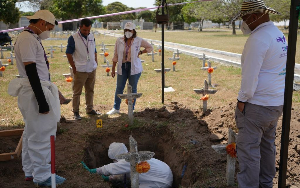 Bajo el ardiente sol de Barranquilla, en el Atlántico, el cementerio católico Calancala no solo es un lugar de descanso. Es un mapa de esperanzas que se resisten al olvido. Allí, en la denominada Zona 7B, la Unidad de Búsqueda de Personas dadas por Desaparecidas (UBPD) ha iniciado su nueva fase de intervención, logrando recuperar siete cuerpos que podrían poner fin a décadas de incertidumbre para siete familias.