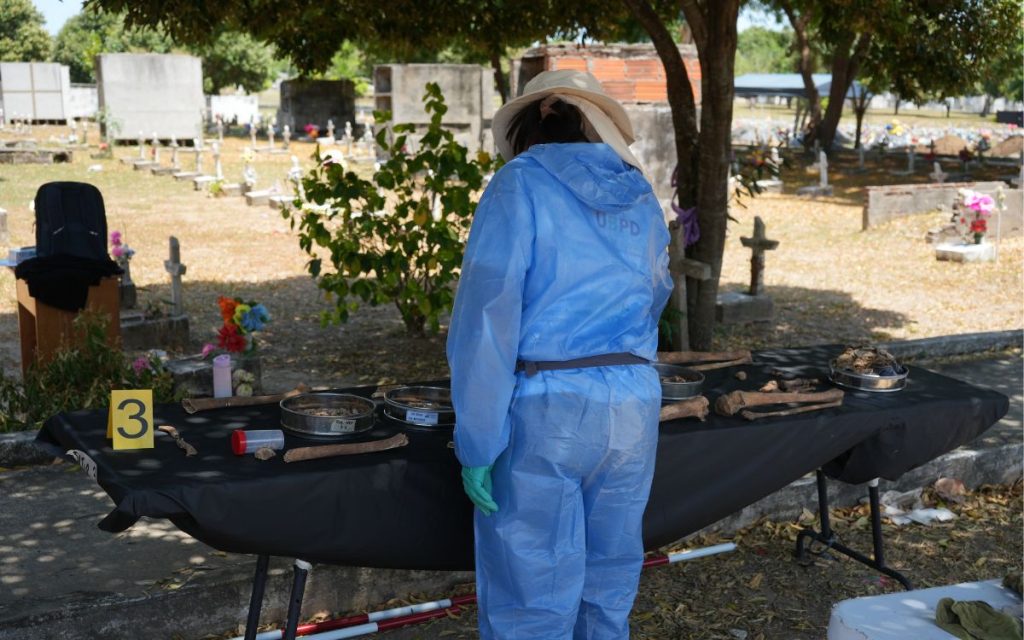 Bajo el ardiente sol de Barranquilla, en el Atlántico, el cementerio católico Calancala no solo es un lugar de descanso. Es un mapa de esperanzas que se resisten al olvido. Allí, en la denominada Zona 7B, la Unidad de Búsqueda de Personas dadas por Desaparecidas (UBPD) ha iniciado su nueva fase de intervención, logrando recuperar siete cuerpos que podrían poner fin a décadas de incertidumbre para siete familias.