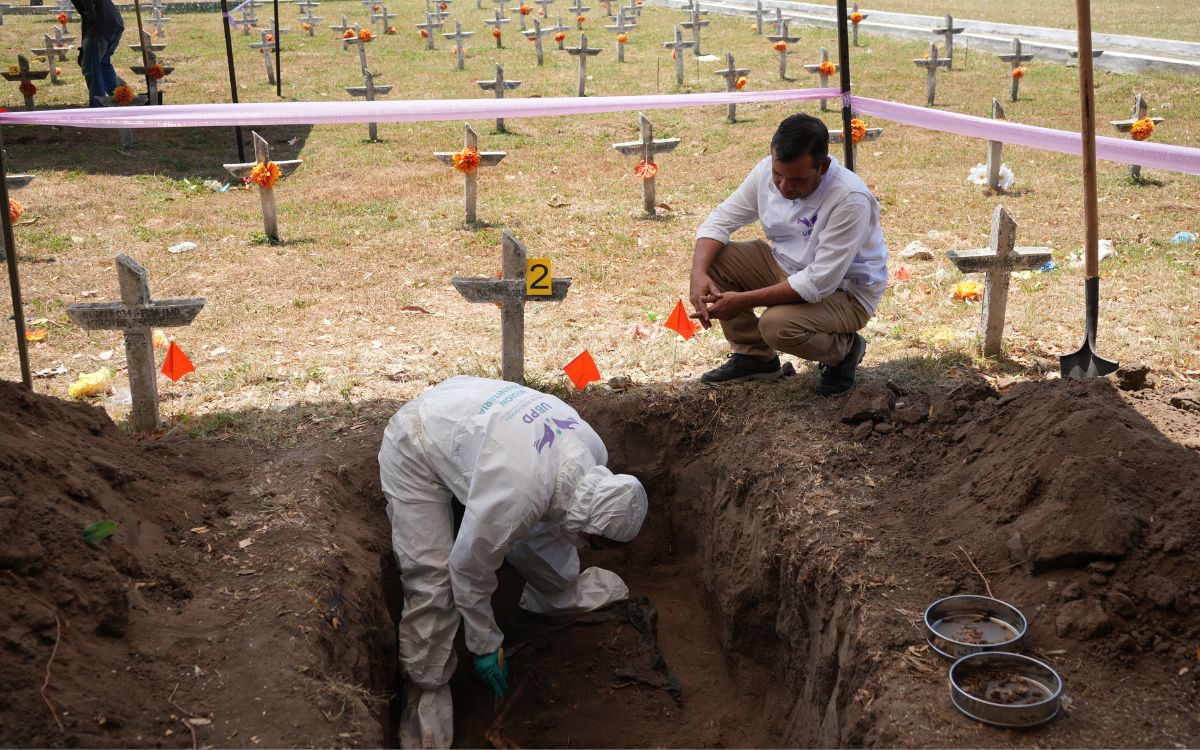 Bajo el ardiente sol de Barranquilla, en el Atlántico, el cementerio católico Calancala no solo es un lugar de descanso. Es un mapa de esperanzas que se resisten al olvido. Allí, en la denominada Zona 7B, la Unidad de Búsqueda de Personas dadas por Desaparecidas (UBPD) ha iniciado su nueva fase de intervención, logrando recuperar siete cuerpos que podrían poner fin a décadas de incertidumbre para siete familias.