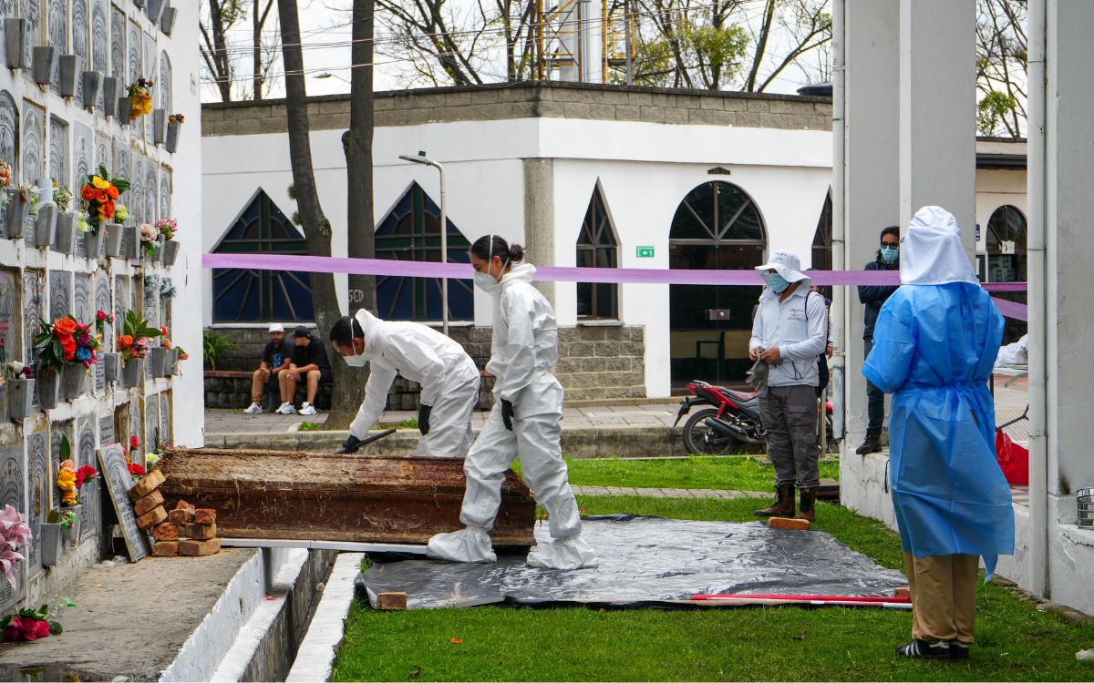 A las ocho de la mañana, el Cementerio del Sur de Bogotá parece un fragmento en pausa de la ciudad. Filas de bóvedas, nombres borrados por el tiempo, flores secas. Pero durante diez días ese silencio fue interrumpido por un equipo, en su mayoría conformado por mujeres, que con herramientas y documentos en mano avanzó en la tercera fase de intervención forense a ese camposanto.