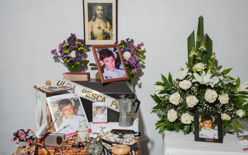 Después de 22 años de incertidumbre, la familia Pesca pudo finalmente despedir a Arnulfo. El joven, cuya desaparición fue presenciada por la comunidad de Mongua en 2004, regresó a su tierra para recibir una entrega digna.