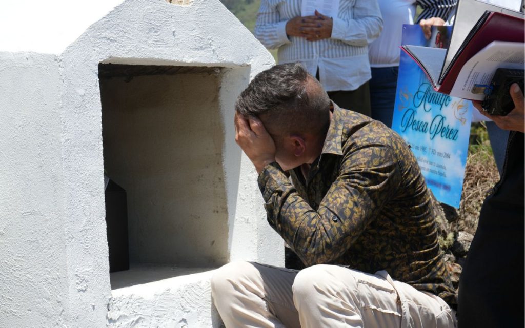 Después de 22 años de incertidumbre, la familia Pesca pudo finalmente despedir a Arnulfo. El joven, cuya desaparición fue presenciada por la comunidad de Mongua en 2004, regresó a su tierra para recibir una entrega digna.