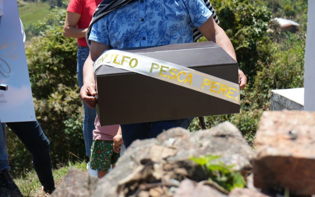 Después de 22 años de incertidumbre, la familia Pesca pudo finalmente despedir a Arnulfo. El joven, cuya desaparición fue presenciada por la comunidad de Mongua en 2004, regresó a su tierra para recibir una entrega digna.