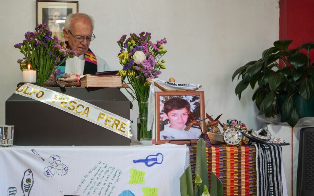 Después de 22 años de incertidumbre, la familia Pesca pudo finalmente despedir a Arnulfo. El joven, cuya desaparición fue presenciada por la comunidad de Mongua en 2004, regresó a su tierra para recibir una entrega digna.