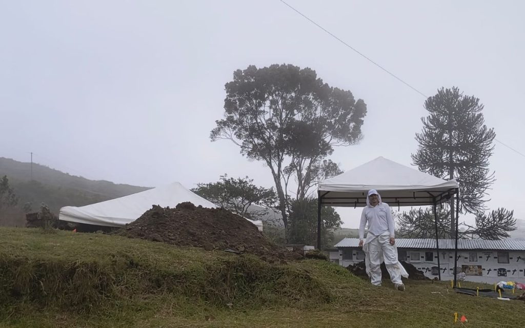 Ni las nueve horas de viaje ni los casi 300 kilómetros de distancia fueron impedimento para esta misión humanitaria de la Unidad de Búsqueda de Personas dadas por Desaparecidas (UBPD). Durante nueve días, la entidad adelantó la segunda fase de intervención en el cementerio del corregimiento de Florencia, en el municipio de Samaná (Caldas), logrando la recuperación de siete cuerpos de personas dadas por desaparecidas que habrían sido inhumadas allí entre 1998 y 2006 en el contexto del conflicto armado.