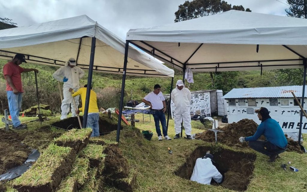 Ni las nueve horas de viaje ni los casi 300 kilómetros de distancia fueron impedimento para esta misión humanitaria de la Unidad de Búsqueda de Personas dadas por Desaparecidas (UBPD). Durante nueve días, la entidad adelantó la segunda fase de intervención en el cementerio del corregimiento de Florencia, en el municipio de Samaná (Caldas), logrando la recuperación de siete cuerpos de personas dadas por desaparecidas que habrían sido inhumadas allí entre 1998 y 2006 en el contexto del conflicto armado.
