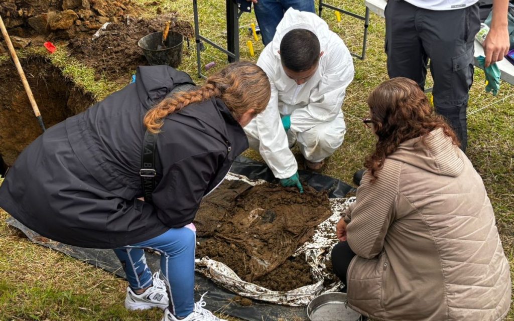  Ni las nueve horas de viaje ni los casi 300 kilómetros de distancia fueron impedimento para esta misión humanitaria de la Unidad de Búsqueda de Personas dadas por Desaparecidas (UBPD). Durante nueve días, la entidad adelantó la segunda fase de intervención en el cementerio del corregimiento de Florencia, en el municipio de Samaná (Caldas), logrando la recuperación de siete cuerpos de personas dadas por desaparecidas que habrían sido inhumadas allí entre 1998 y 2006 en el contexto del conflicto armado.