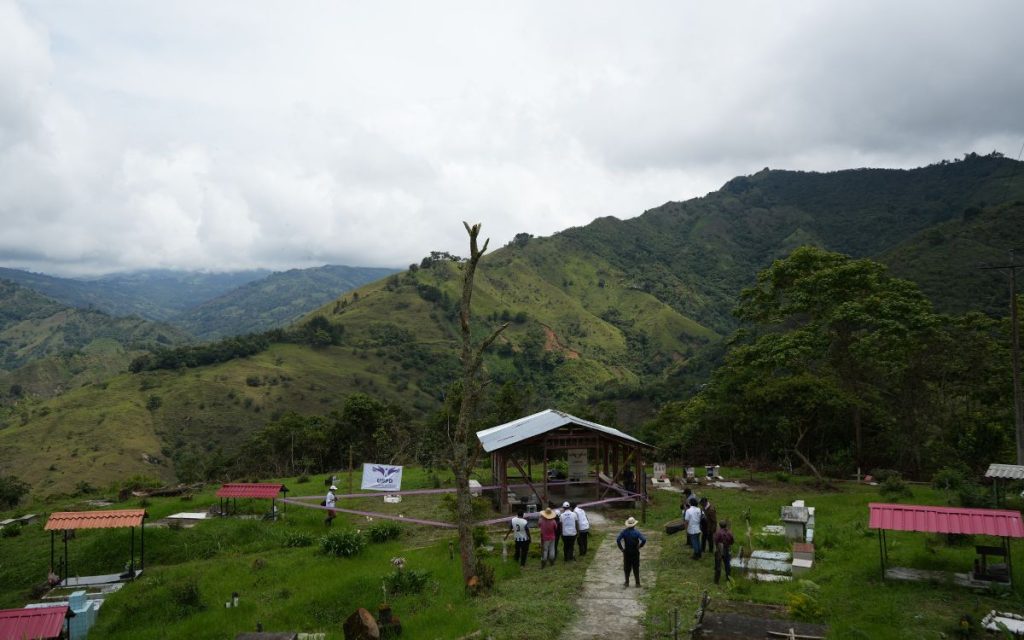 Carmen, Carlos y Yamid hacen parte de una de las dos familias presentes en la acción humanitaria de intervención al cementerio veredal de Gualoto, Rosas, liderada por el equipo forense e investigativo de la Unidad de Búsqueda de Personas dadas por Desaparecidas (UBPD) en el Cauca y acompañada por Autoridades Indígenas del CRIC, miembros de la Fundación Sol y Tierra y la comunidad campesina de la vereda. 