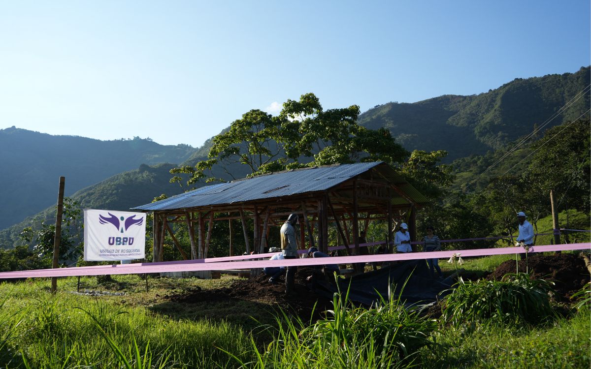Carmen, Carlos y Yamid hacen parte de una de las dos familias presentes en la acción humanitaria de intervención al cementerio veredal de Gualoto, Rosas, liderada por el equipo forense e investigativo de la Unidad de Búsqueda de Personas dadas por Desaparecidas (UBPD) en el Cauca y acompañada por Autoridades Indígenas del CRIC, miembros de la Fundación Sol y Tierra y la comunidad campesina de la vereda. 