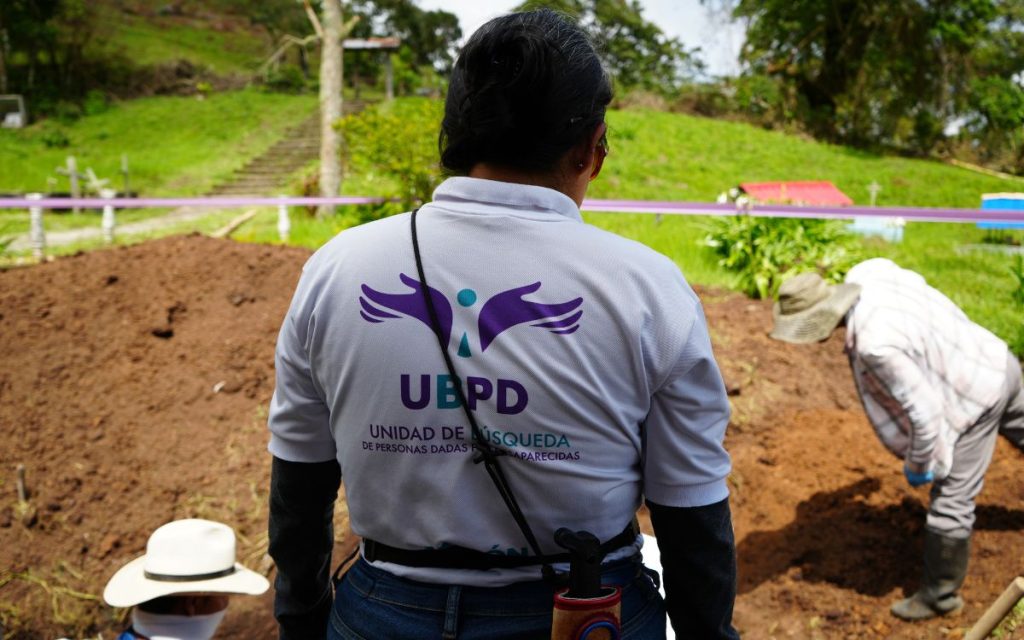 Carmen, Carlos y Yamid hacen parte de una de las dos familias presentes en la acción humanitaria de intervención al cementerio veredal de Gualoto, Rosas, liderada por el equipo forense e investigativo de la Unidad de Búsqueda de Personas dadas por Desaparecidas (UBPD) en el Cauca y acompañada por Autoridades Indígenas del CRIC, miembros de la Fundación Sol y Tierra y la comunidad campesina de la vereda. 