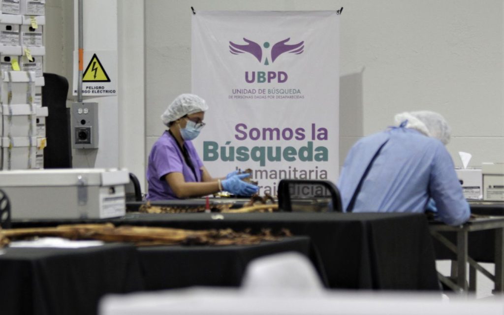 Los Centros Integrales de Abordaje Forense e Identificación son una estrategia de la Unidad de Búsqueda en articulación con el Instituto Nacional de Medicina Legal y Ciencias Forenses. En estos espacios, equipos interdisciplinarios —entre los que se destacan médicos, odontólogos, antropólogos y auxiliares forenses— analizan los cuerpos recuperados en los territorios para avanzar en su identificación.