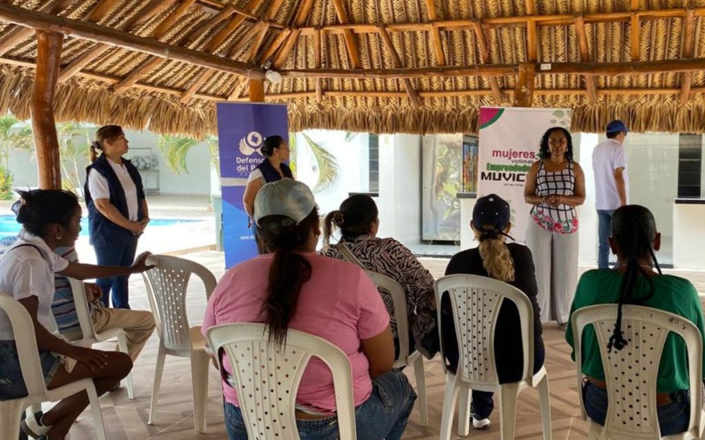 El municipio de Agustín Codazzi, en el César, está ubicado al pie de la Serranía del Perijá y en medio de un territorio que durante décadas conoció el ruido del conflicto armado, el miedo de la ausencia y el eco del dolor. Esos sonidos llegaron a oídos de Elcy, una mujer nativa de esa localidad, que empezó a abrirse paso entre tantos gritos de auxilio y tiempos difíciles. Es una mujer negra, de mirada firme, madurez emocional y palabra serena. Su historia no comenzó en una oficina ni en un escenario público, empezó en los patios caseros, en reuniones cotidianas pequeñas, en conversaciones en el ocaso de la tarde con mujeres que necesitaban expulsar de sus corazones el miedo y hablar de lo que el conflicto armado había dejado en sus vidas.