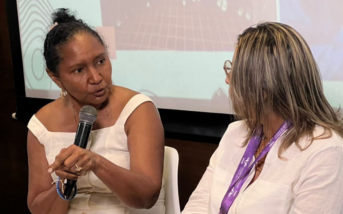 El municipio de Agustín Codazzi, en el César, está ubicado al pie de la Serranía del Perijá y en medio de un territorio que durante décadas conoció el ruido del conflicto armado, el miedo de la ausencia y el eco del dolor. Esos sonidos llegaron a oídos de Elcy, una mujer nativa de esa localidad, que empezó a abrirse paso entre tantos gritos de auxilio y tiempos difíciles. Es una mujer negra, de mirada firme, madurez emocional y palabra serena. Su historia no comenzó en una oficina ni en un escenario público, empezó en los patios caseros, en reuniones cotidianas pequeñas, en conversaciones en el ocaso de la tarde con mujeres que necesitaban expulsar de sus corazones el miedo y hablar de lo que el conflicto armado había dejado en sus vidas.