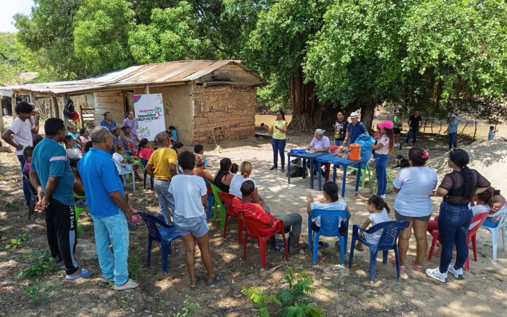 El municipio de Agustín Codazzi, en el César, está ubicado al pie de la Serranía del Perijá y en medio de un territorio que durante décadas conoció el ruido del conflicto armado, el miedo de la ausencia y el eco del dolor. Esos sonidos llegaron a oídos de Elcy, una mujer nativa de esa localidad, que empezó a abrirse paso entre tantos gritos de auxilio y tiempos difíciles. Es una mujer negra, de mirada firme, madurez emocional y palabra serena. Su historia no comenzó en una oficina ni en un escenario público, empezó en los patios caseros, en reuniones cotidianas pequeñas, en conversaciones en el ocaso de la tarde con mujeres que necesitaban expulsar de sus corazones el miedo y hablar de lo que el conflicto armado había dejado en sus vidas.