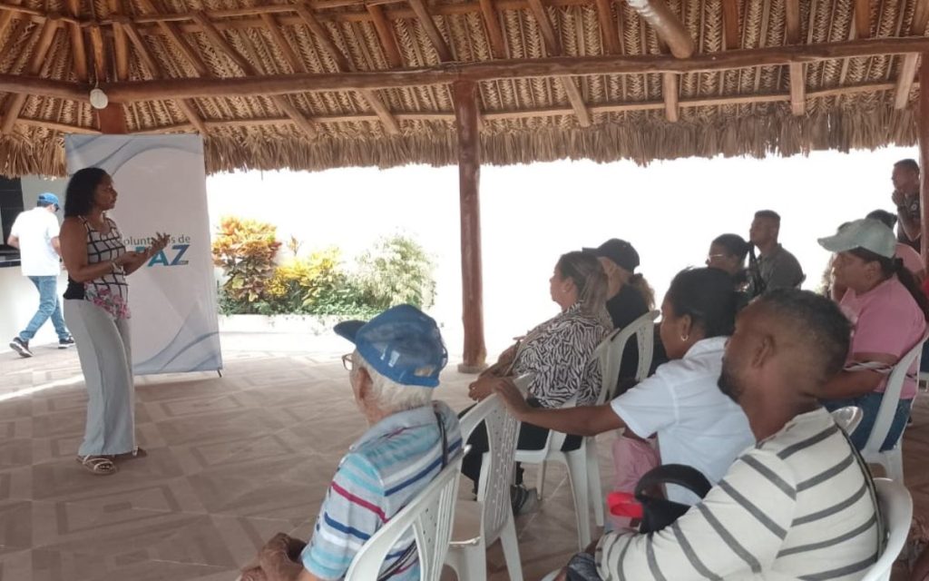 El municipio de Agustín Codazzi, en el César, está ubicado al pie de la Serranía del Perijá y en medio de un territorio que durante décadas conoció el ruido del conflicto armado, el miedo de la ausencia y el eco del dolor. Esos sonidos llegaron a oídos de Elcy, una mujer nativa de esa localidad, que empezó a abrirse paso entre tantos gritos de auxilio y tiempos difíciles. Es una mujer negra, de mirada firme, madurez emocional y palabra serena. Su historia no comenzó en una oficina ni en un escenario público, empezó en los patios caseros, en reuniones cotidianas pequeñas, en conversaciones en el ocaso de la tarde con mujeres que necesitaban expulsar de sus corazones el miedo y hablar de lo que el conflicto armado había dejado en sus vidas.