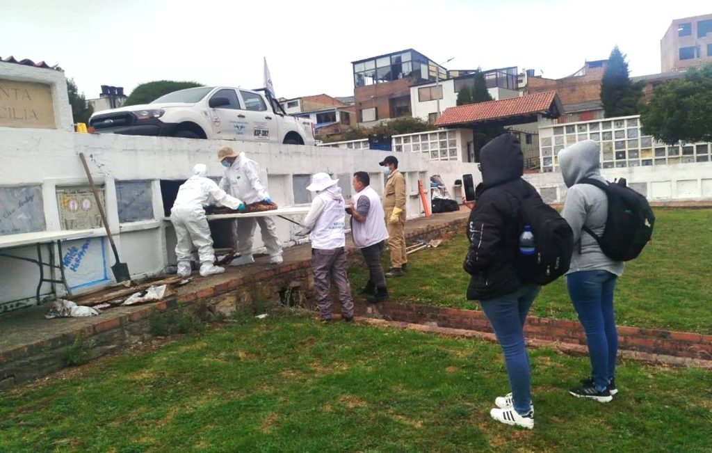 La búsqueda fue posible gracias al trabajo previo de investigación documental y de campo. Dos de los cuerpos tenían hipótesis de identidad y solicitudes de búsqueda activas. El tercero no contaba con identidad orientada, pero también se realizaron tomas de muestra genética para intentar identificarlo en el futuro.