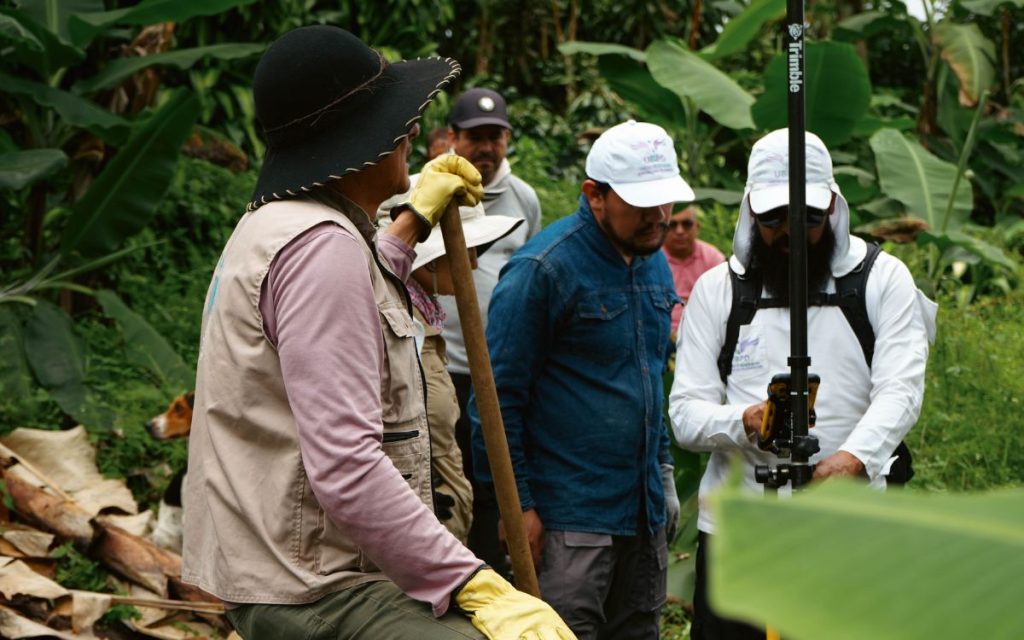 En Viotá (Cundinamarca), la tierra es memoria. Es silencio acumulado. Es una historia que no terminó de contarse. Con ayuda de la Corporación Humanitario Reencuentros, se intervinieron sitios de interés forense.