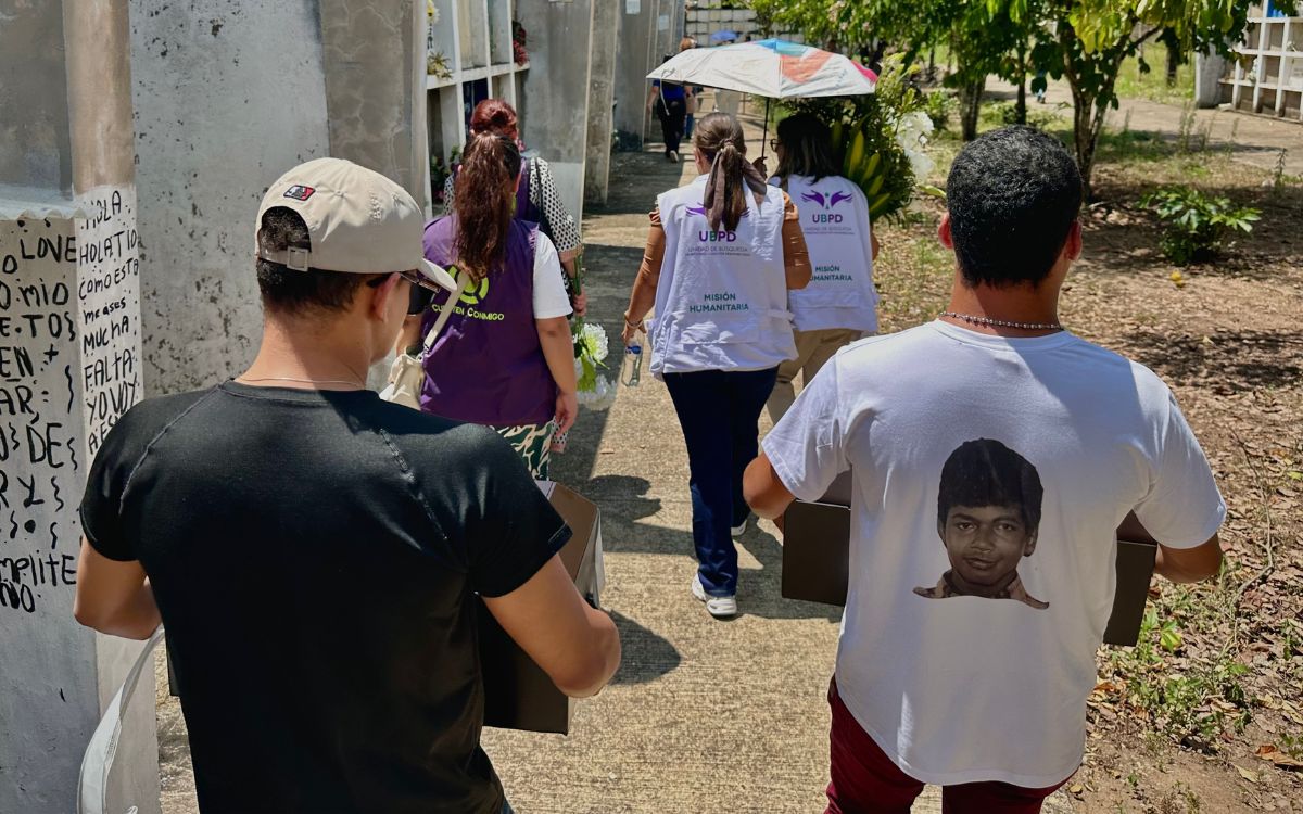 Con los rostros de Yilmer y Yolmar impresos en sus camisetas, Yanire y la familia Valencia recibieron en San José del Guaviare los cuerpos de estos dos hermanos que el conflicto armado les arrebató. En cumplimiento de su mandato para el alivio del sufrimiento de quienes perdieron a sus seres queridos en razón del conflicto armado, la Unidad de Búsqueda de Personas dadas por Desaparecidas (UBPD) acompañó esta entrega digna. 