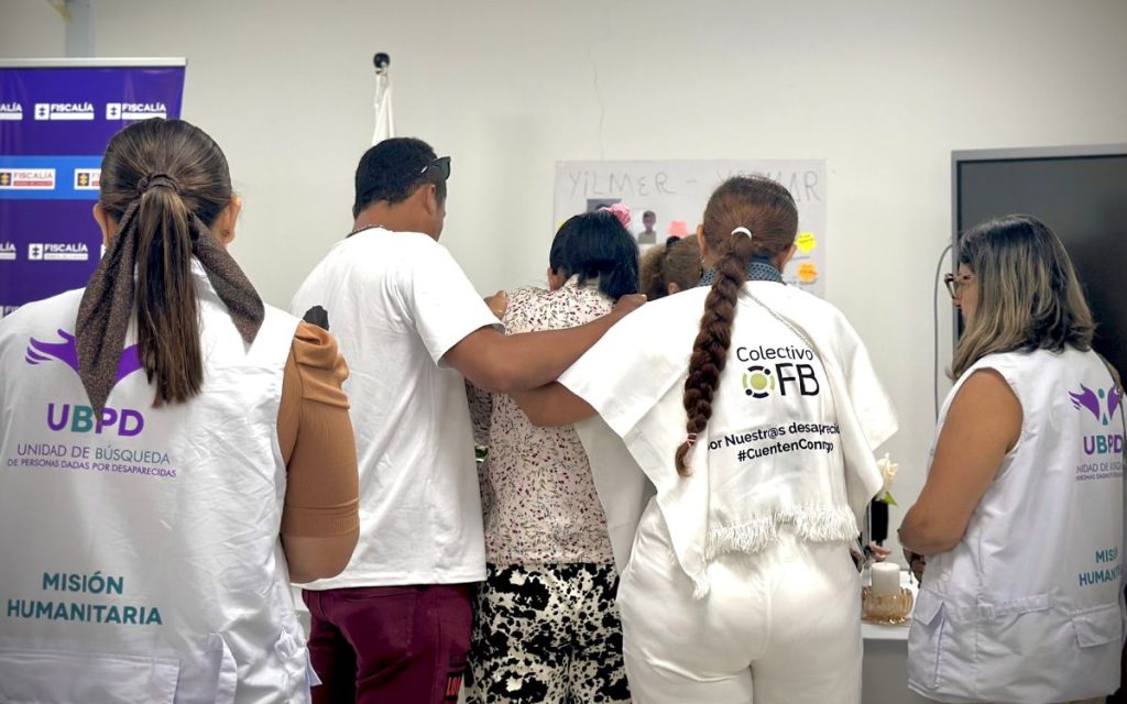Con los rostros de Yilmer y Yolmar impresos en sus camisetas, Yanire y la familia Valencia recibieron en San José del Guaviare los cuerpos de estos dos hermanos que el conflicto armado les arrebató. En cumplimiento de su mandato para el alivio del sufrimiento de quienes perdieron a sus seres queridos en razón del conflicto armado, la Unidad de Búsqueda de Personas dadas por Desaparecidas (UBPD) acompañó esta entrega digna. 
