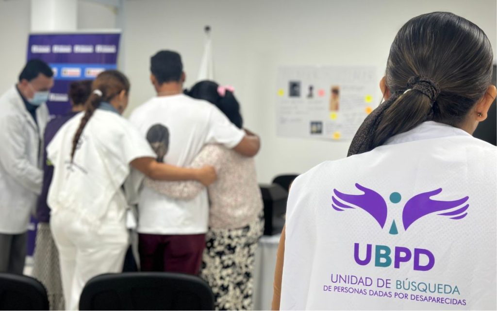 Con los rostros de Yilmer y Yolmar impresos en sus camisetas, Yanire y la familia Valencia recibieron en San José del Guaviare los cuerpos de estos dos hermanos que el conflicto armado les arrebató. En cumplimiento de su mandato para el alivio del sufrimiento de quienes perdieron a sus seres queridos en razón del conflicto armado, la Unidad de Búsqueda de Personas dadas por Desaparecidas (UBPD) acompañó esta entrega digna. 