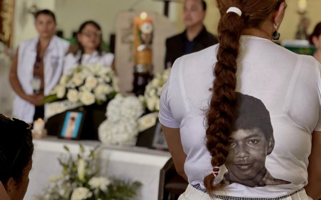 Con los rostros de Yilmer y Yolmar impresos en sus camisetas, Yanire y la familia Valencia recibieron en San José del Guaviare los cuerpos de estos dos hermanos que el conflicto armado les arrebató. En cumplimiento de su mandato para el alivio del sufrimiento de quienes perdieron a sus seres queridos en razón del conflicto armado, la Unidad de Búsqueda de Personas dadas por Desaparecidas (UBPD) acompañó esta entrega digna. 