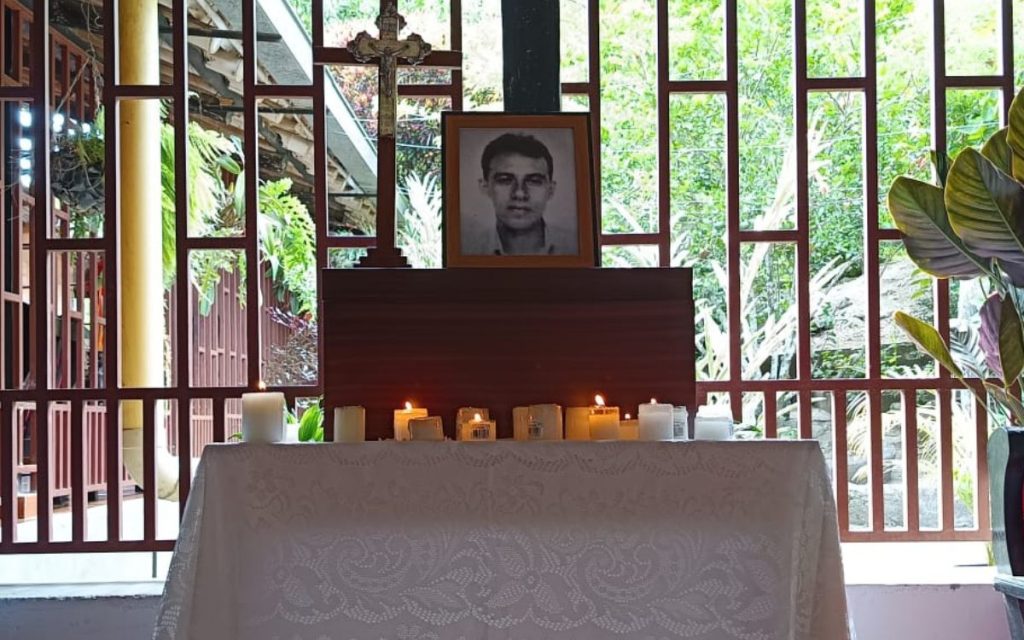 En el municipio de El Agrado, en el Huila, familiares, amigos, vecinos y conocidos recibieron el cuerpo de Humberto Salazar Sánchez, quien había sido dado por desaparecido desde el 2002 en inmediaciones del municipio de Milán, en Caquetá. Un nutrido acompañamiento rodeó a la familia que sostenía el cofre mientras recorrían las calles del pueblo en homenaje a su vida.