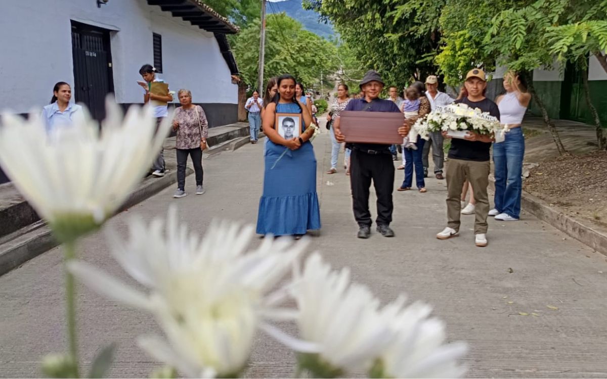 En el municipio de El Agrado, en el Huila, familiares, amigos, vecinos y conocidos recibieron el cuerpo de Humberto Salazar Sánchez, quien había sido dado por desaparecido desde el 2002 en inmediaciones del municipio de Milán, en Caquetá. Un nutrido acompañamiento rodeó a la familia que sostenía el cofre mientras recorrían las calles del pueblo en homenaje a su vida.