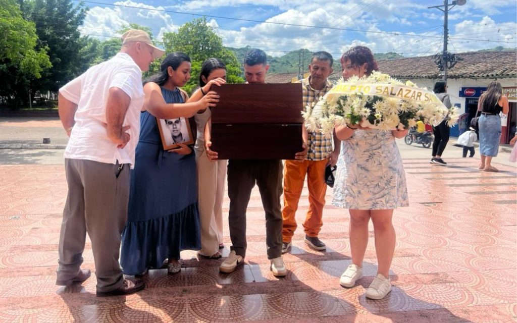 En el municipio de El Agrado, en el Huila, familiares, amigos, vecinos y conocidos recibieron el cuerpo de Humberto Salazar Sánchez, quien había sido dado por desaparecido desde el 2002 en inmediaciones del municipio de Milán, en Caquetá. Un nutrido acompañamiento rodeó a la familia que sostenía el cofre mientras recorrían las calles del pueblo en homenaje a su vida.