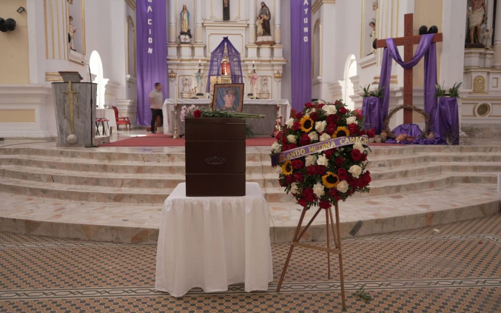 En el cementerio Jardines de San Sebastián de La Plata, en el Huila, una familia oriunda de este municipio realizó, en compañía de representantes de la Unidad de Búsqueda de Personas Dadas por Desaparecidas (UBPD), la Alcaldía municipal y la Personería, la despedida y cierre digno del proceso de búsqueda de su hermano y sobrino, Orlando Medina Camacho, dado por desaparecido hace 22 años.
