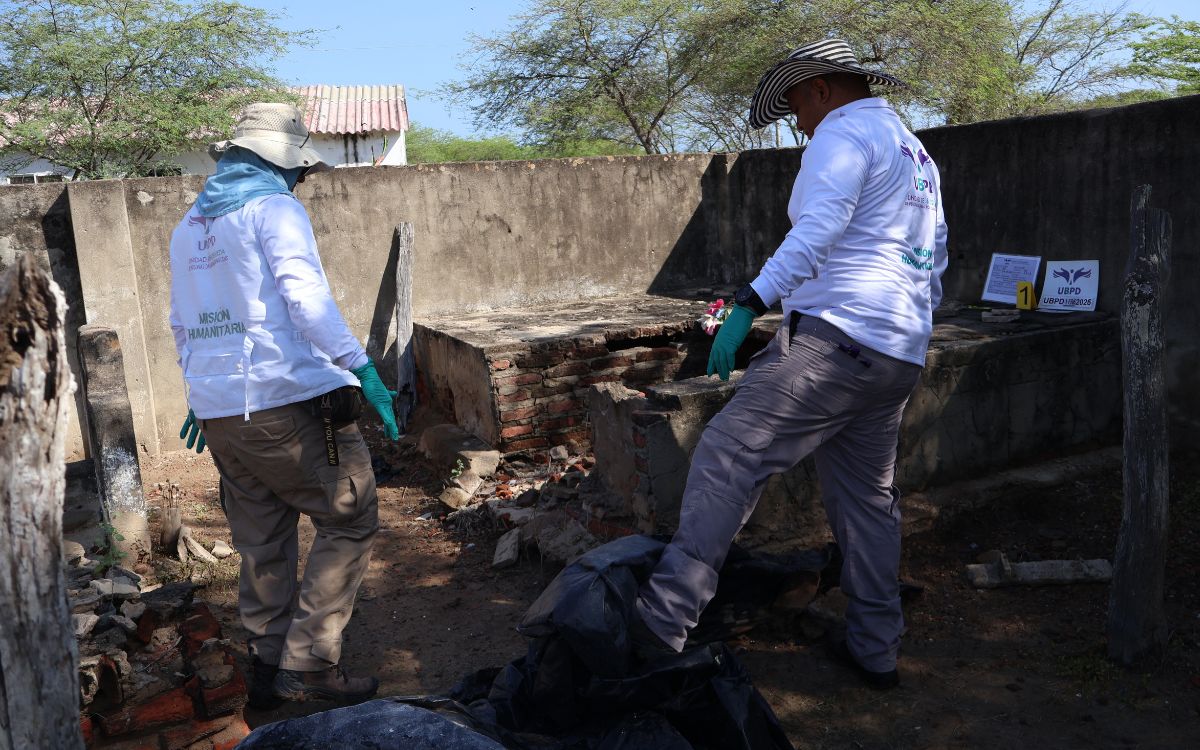 Durante años, en el corregimiento de Santa Rita del municipio de Remolino, en el Magdalena, la comunidad conservó una historia que se transmitía entre relatos y recuerdos compartidos. En el cementerio del pueblo, decían algunos habitantes, permanecía el cuerpo de un hombre que había sido sepultado allí en medio de los años más difíciles del conflicto armado.
