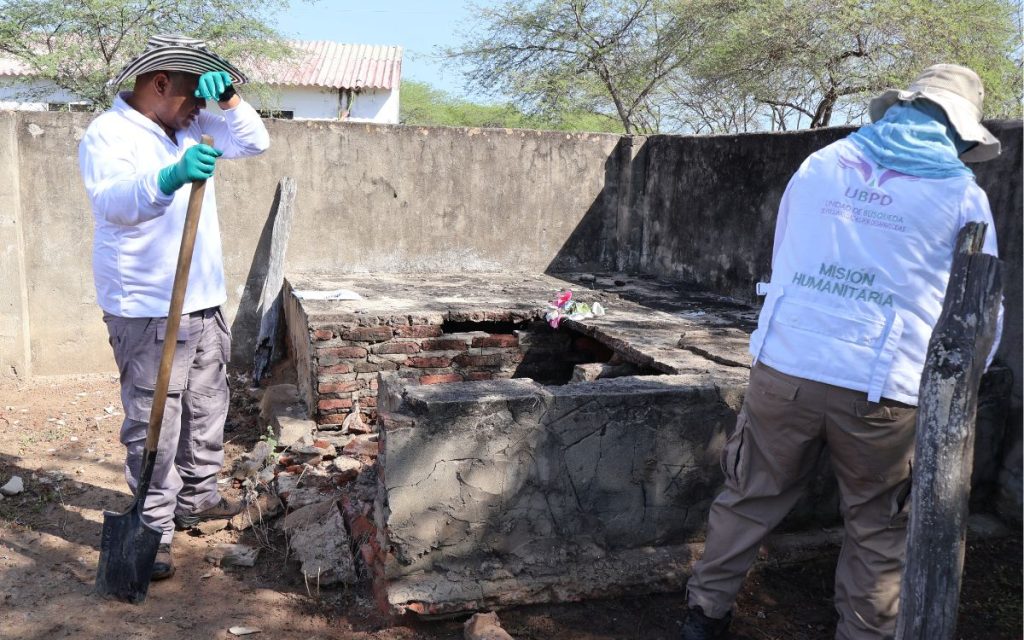 Durante años, en el corregimiento de Santa Rita del municipio de Remolino, en el Magdalena, la comunidad conservó una historia que se transmitía entre relatos y recuerdos compartidos. En el cementerio del pueblo, decían algunos habitantes, permanecía el cuerpo de un hombre que había sido sepultado allí en medio de los años más difíciles del conflicto armado.