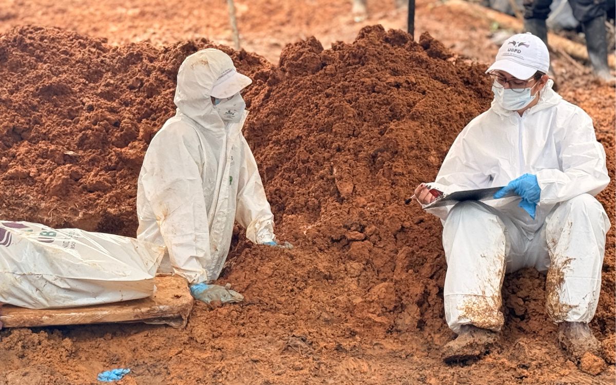 El equipo en Putumayo de la Unidad de Búsqueda de Personas dadas por Desaparecidas (UBPD) finalizó la primera fase de intervención en el cementerio municipal San Miguel de Ágreda de Mocoa, logrando la recuperación de 15 cuerpos no identificados en tres áreas priorizadas.
