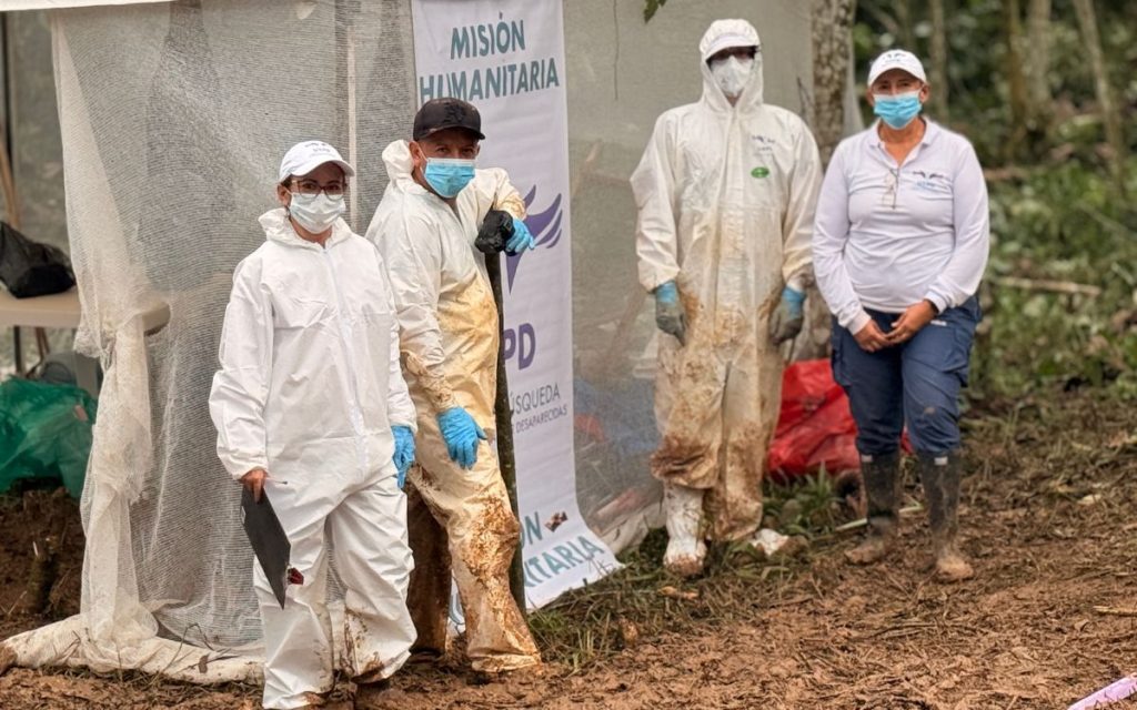 El equipo en Putumayo de la Unidad de Búsqueda de Personas dadas por Desaparecidas (UBPD) finalizó la primera fase de intervención en el cementerio municipal San Miguel de Ágreda de Mocoa, logrando la recuperación de 15 cuerpos no identificados en tres áreas priorizadas.