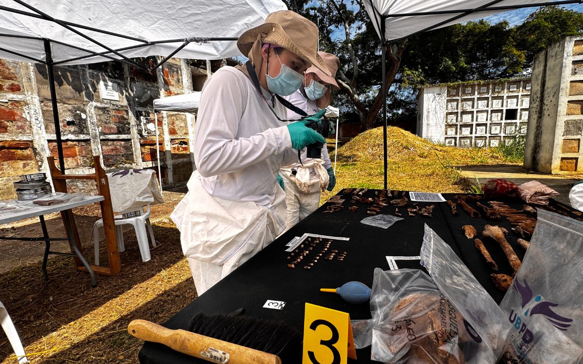 Con el propósito de hallar respuestas sobre el paradero de más de 14.739 personas dadas por desaparecidas en el nororiente colombiano, la Unidad de Búsqueda de Personas Dadas por Desaparecidas (UBPD) comenzó una nueva fase de intervenciones en los cementerios de Barrancabermeja, Bucaramanga y Cúcuta, en donde cerca de diez equipos forenses intervienen fosas en tierra y bóvedas para recuperar cuerpos asociados al conflicto armado.