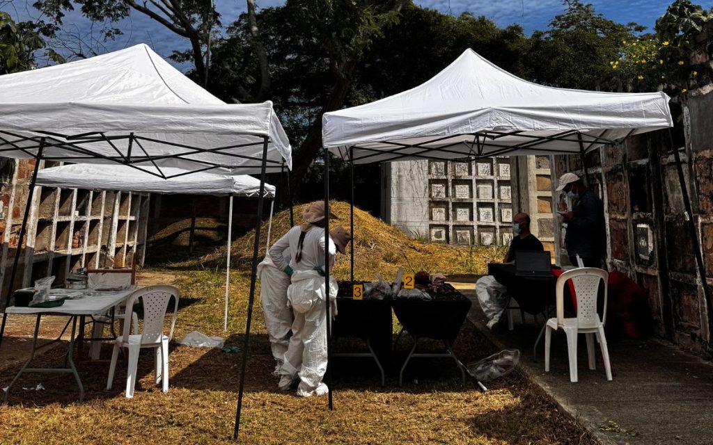 Con la esperanza de dar respuesta a más de 17.000 solicitudes de familias en el nororiente colombiano, la Unidad de Búsqueda de Personas Dadas por Desaparecidas (UBPD) comenzó una nueva fase de intervenciones en los cementerios de Barrancabermeja, Bucaramanga y Cúcuta, en donde cerca de diez equipos forenses intervienen fosas en tierra y bóvedas para recuperar cuerpos asociados al conflicto armado.